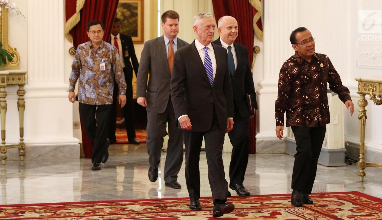 Menteri Pertahanan (Menhan) Amerika Serikat (AS) James Mattis (kiri depan) berjalan saat akan menemui Presiden Jokowi di Istana Merdeka, Jakarta, Selasa (23/1).  (Liputan6.com/Angga Yuniar)