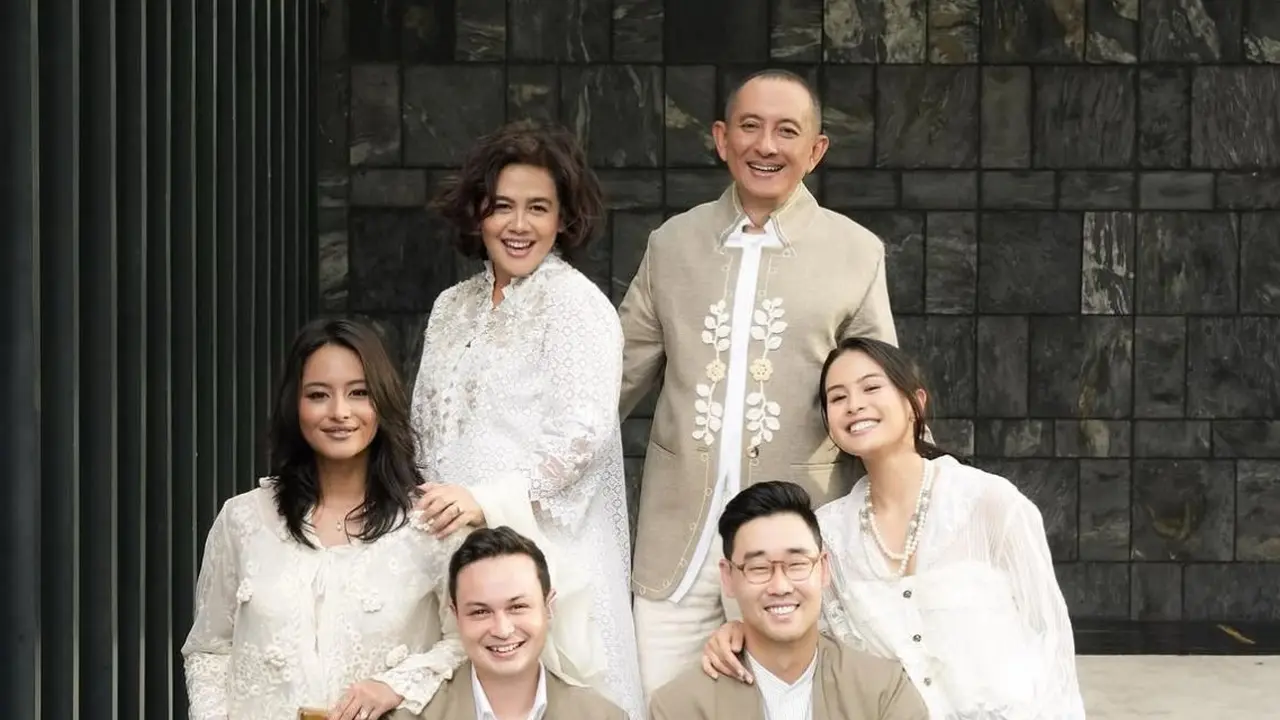 Busana lebaran keluarga Maudy Ayunda dengan pilihan outfit bernuansa olive hijau (Instagram/@maudyayunda)