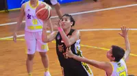 Bintang kemenangan Scorpio Jakarta, Priscilla Annabel Karen (kanan), sukses membawa timnya mengalahkan Flying Wheel Makassar. (Bola.com/Vincentius Atmaja)