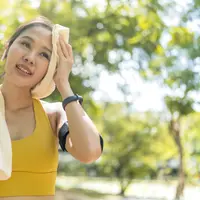 Olahraga yang cocok saat cuaca sedang panas. (foto: lifestylememory/freepik)