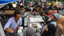 Warga membeli peganan untuk berbuka puasa di kawasan jalan Panjang, Jakarta Barat, Selasa (12/3/2024). (Liputan6.com/Angga Yuniar)