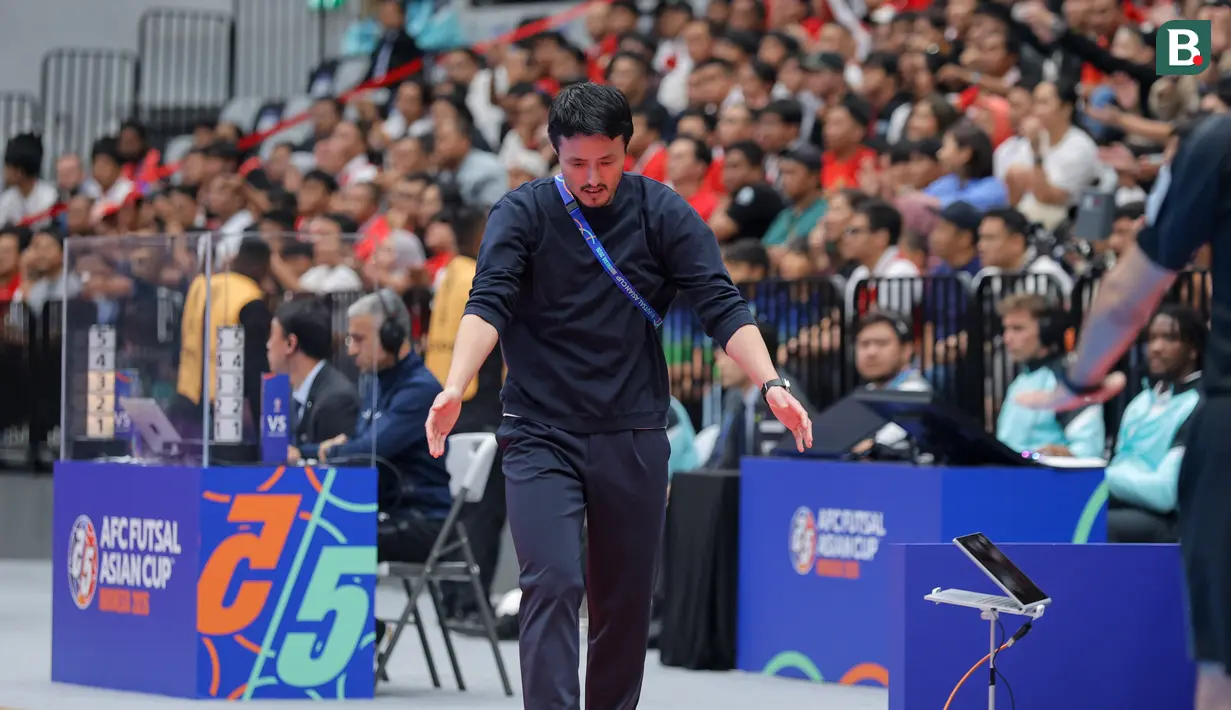 Ekspresi kecewa pelatih Jepang, Kensuke Takahasi saat laga semifinal Piala Asia Futsal 2026 melawan Jepang di Indonesia Arena, Senayan, Jakarta, Kamis (05/02/2026). (Bola.com/Bagaskara Lazuardi)