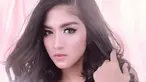 Kerap berperan di sinetron dengan wajah polos alias makeup tipis, Ochi ternyata semakin menawan dengan makeup tebal. Seperti saat menjalani pemotretan dengan makeup mata yang tebal ini. (Liputan6.com/IG/@ochi24)