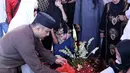 "Tadi Alhamdulilah sempat Iqomahin mamah di liang lahat. Sebagai anak, tidak hanya saya, semua Orang Muslim pasti akan melakukan yang sama. Yang jelas harus ikhlas. Kita sadar semua akan kembali," ucap Adi di pusara ibunda. (Nurwahyunan/Bintang.com)
