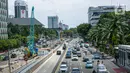 Sejumlah kendaraan melintas disamping proyek pembangunan MRT fase dua di Jalan MH Thamrin, Jakarta, Senin (22/3/2021). Rekayasa lalu lintas tersebut bertujuan untuk kelancaran pengerjaan proyek dan keselamatan serta keamanan bagi pengguna jalan di lokasi tersebut. (Liputan6.com/Faizal Fanani)