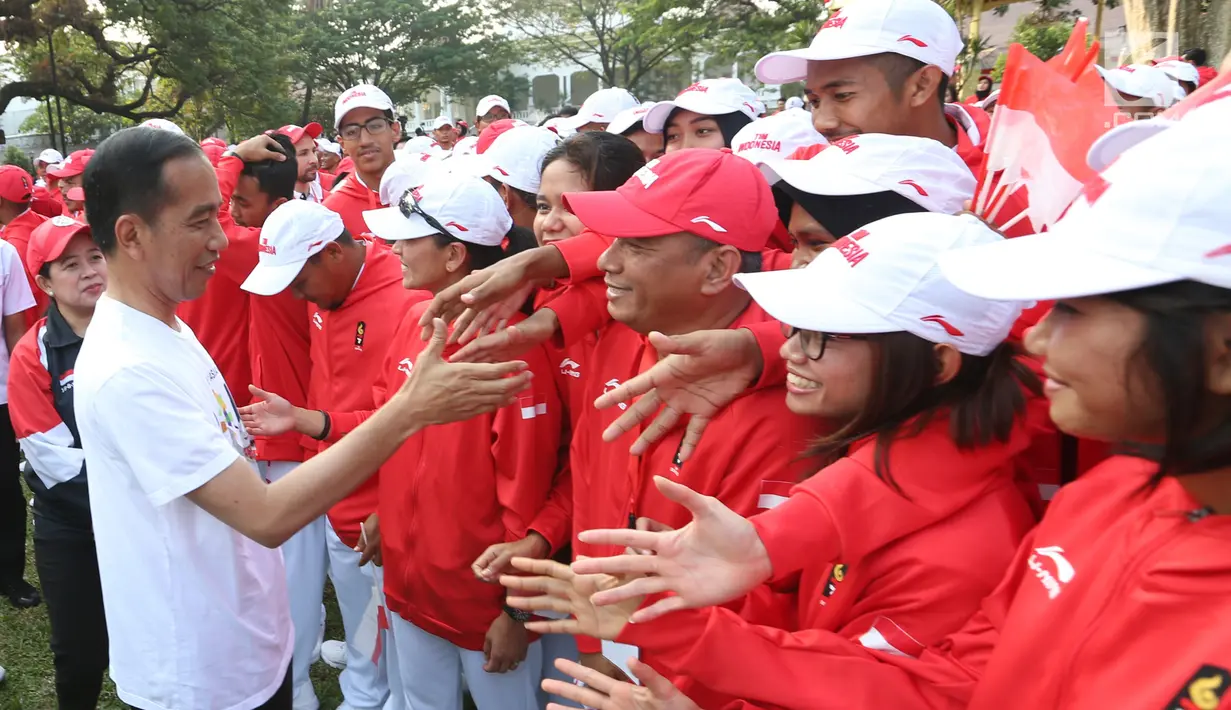 Presiden Joko Widodo bersalaman dengan atlet saat melepas Kontingen Indonesia ke Asian Games 2018 Jakarta dan Palembang di Halaman Tengah Istana Merdeka, Jakarta, Rabu (8/8). Sebanyak 904 atlet dan official dilepas Presiden. (Liputan6.Com/HO/Ricardo Edo)