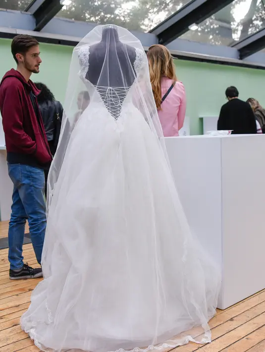 Sebuah gaun pengantin yang menjadi salah satu koleksi saat pembukaan Museum of Broken Relationships di Kosovo, Kamis (3/5). Lebih dari sekedar tempat menyimpan pemberian mantan, museum ini ingin mereka yang patah hati menjadi move on. (ARMEND NIMANI/AFP)