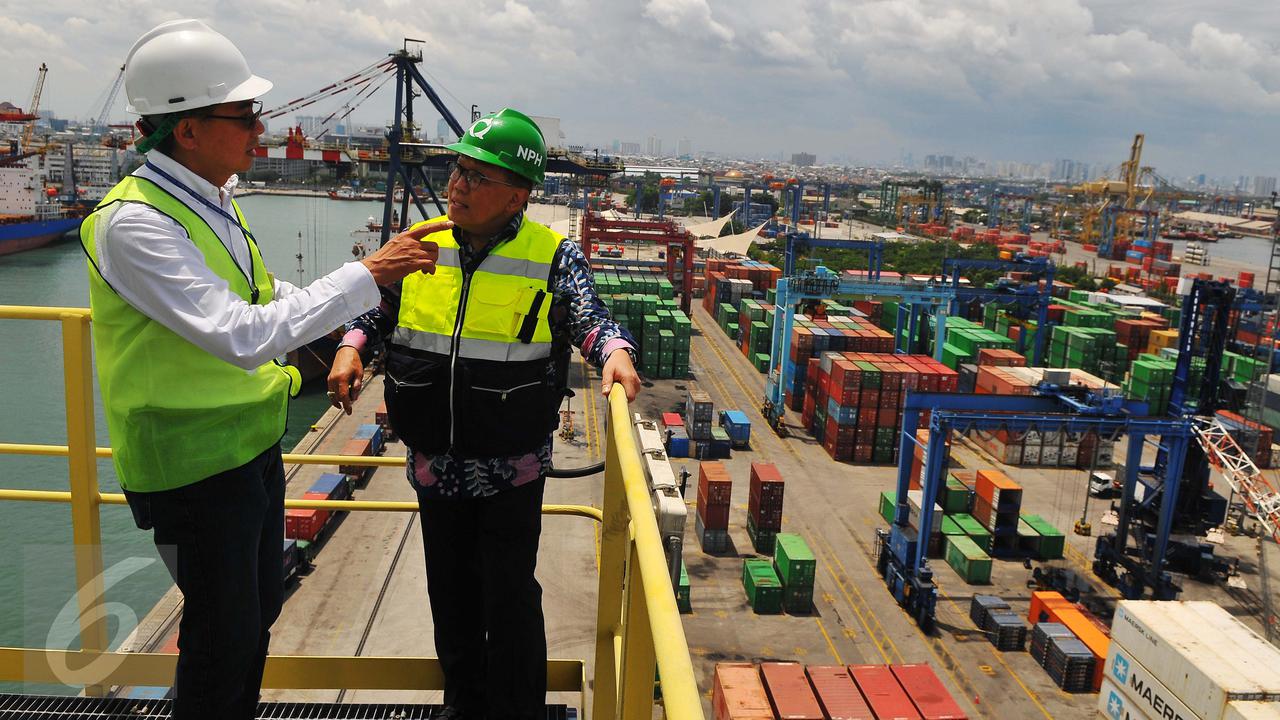 Selain menangani bongkar muat di dermaga sendiri, TPK Koja juga ditugaskan untuk menangani kegiataan arus barang di Pelabuhan Tanjung Priok.