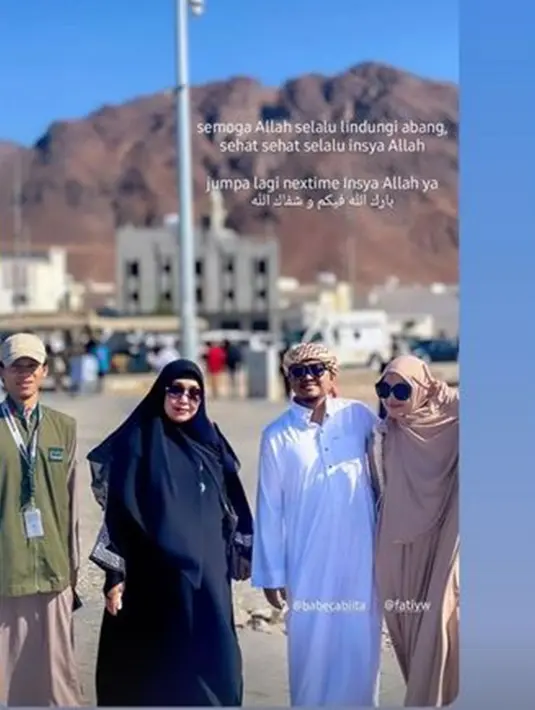 Penampilan Babe Cabita semakin bikin pangling kala memakai sorban dan kacamata. Sang istri tampak begitu semringah dan mendukung keputusan suaminya yang memangkas rambut kribonya. Di sela menjalankan ibadah umrah, Babe dan istri juga menikmati waktu santai dengan berjalan-jalan. (Liputan6.com/IG/@fatiyw)