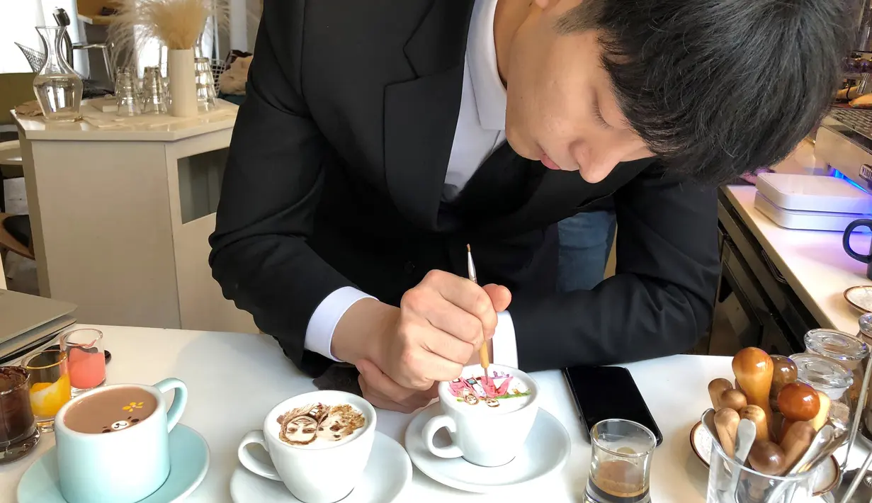 Foto pada 1 Maret 2018 memperlihatkan barista Korsel, Lee Kang-Bin menyelesaikan seni melukis latte di kedai kopi, Seoul. Lee menggunakan sikat dan sendok kecil untuk melukis dan menyebarkan krem tebal yang diwarnai pewarna makanan. (AP/Dino Hazell)