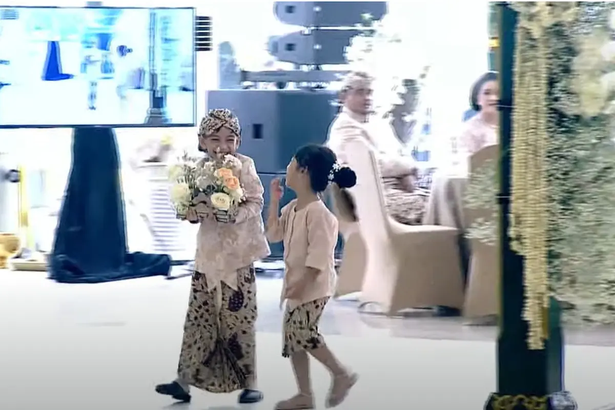 Jan Ethes dan Sedah Mirah membawakan cincin untuk Kaesang Pangarep dan Erina Gudono (Foto: Tangkapan Layar Youtube Joko Widodo)