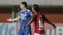 Gelandang Bali United, Hariono (kanan) kerap berseteru dengan mantan rekannya di Persib Bandung, gelandang Esteban Vizcarra dalam laga Grup D Piala Menpora 2021 di Stadion Maguwoharjo, Sleman. Rabu (24/3/2021). Bali United bermain Imbang 1-1 dengan Persib. (Bola.com/Arief Bagus)