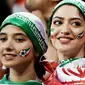 Dua orang Suporter Iran saat menyaksikan laga melawan Portugal pada laga Piala Dunia di Stadion Mordovia, Rusia, Senin (25/6/2018). Iran bermain imbang 1-1 dengan Portugal. (AFP/Filippo Monteforte)