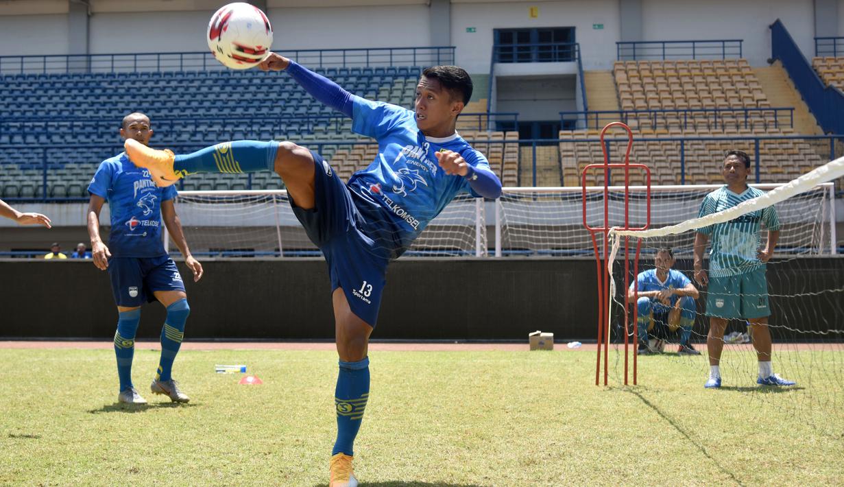 Pemain Persib Bandung, Febri Hariyadi, saat berlatih santai bersama timnya. (Bola.com/Erwin Snaz)