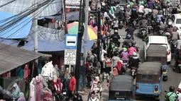 Ribuan orang memadati dikawasan Tanah Abang, Jakarta, Minggu (19/6). Lalu lintas sedikit terganggu akibat membludaknya warga yang ingin berbelanja dikawasan Tanah Abang. (Liputan6.com/Faizal Fanani)