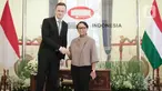 Menlu RI Retno Marsudi bersalaman dengan Menlu Hungaria Péter Szijjártó sebelum melakukan pertemuan di Gedung Pancasila, Kementerian Luar Negeri, Jakarta, Kamis (23/1/2020). Pertemuan tersebut membahas hubungan birateral kedua bela negara di bidang ekonomi. (Liputan6.com/Faizal Fanani)
