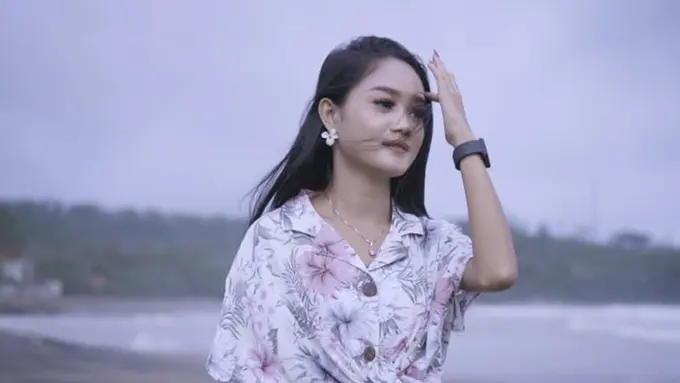 Gaya Safira Inema saat di Pantai, Pedangdut Tulungagung
