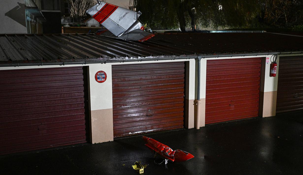 Ekor pesawat terlepas dari bagian pesawat lainnya dan sebagian besar sayapnya robek. (Miguel MEDINA / AFP)