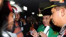 Badan pengurus harian Hasan Husaeri (kanan) mencoba menenangkan massa yang ingin mencoba masuk ke dalam ruangan rapat. (Liputan6.com/Andrian M. Tunay)