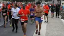 Sejumlah pelari saat mengikuti lomba lari Maraton Internasional  yang ke-6 di Yerusalem, Israel, (18/2). (REUTERS / Baz Ratner)