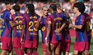 Pedri dari Barcelona (tengah) merayakan bersama rekan-rekan setimnya setelah mencetak gol keempat bagi timnya dalam pertandingan La Liga Spanyol antara Valencia dan Barcelona di Valencia, Spanyol, Senin (7-9-2026) dini hari WIB. (Foto AP/Alberto Saiz)