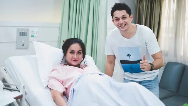 Lahirkan Bayi Laki-laki, Ini 6 Momen Bahagia Persalinan Istri Andrew Andika