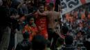 Pemain Persija Jakarta, Emaxwell Souza merayakan golnya dengan penonton yang hadir pada laga pekan terakhir BRI Super League 2025/2026 pada Sabtu (23/5) sore WIB. (Bola.com/Abdul Aziz)