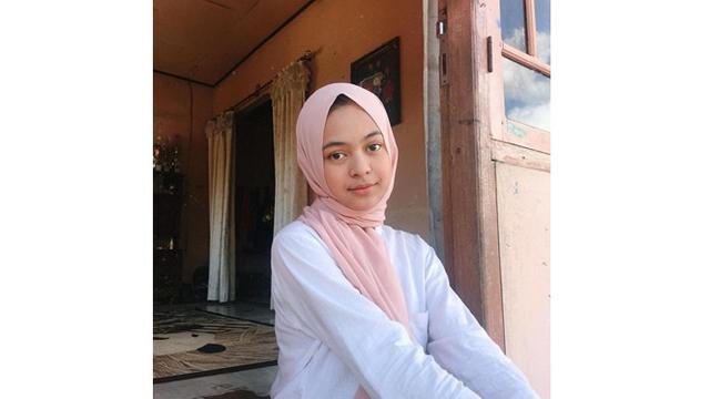 6 Potret Dinda Mahira Tampil Berhijab, Bikin Pangling