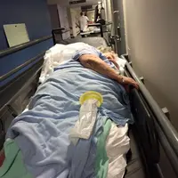 Terbaring lemah, nenek berusia 90 tahun ini malah dibiarkan menunggu di koridor rumah sakit.