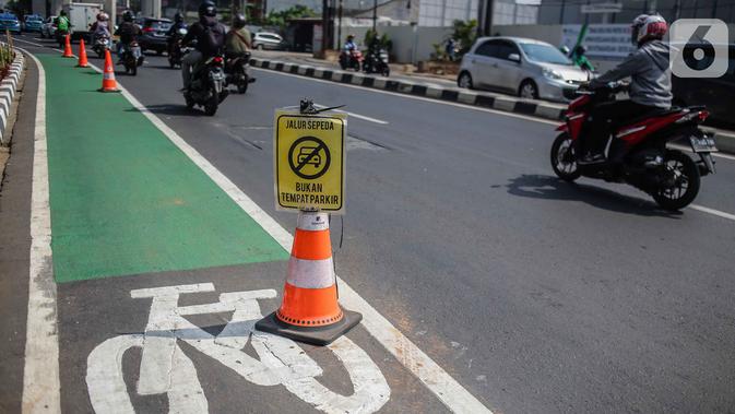 Kendaraan melintas di samping jalur khusus sepeda di Jalan Fatmawati Raya, Jakarta Selatan, Rabu (30/10/2019). Anggaran pembangunan jalur sepeda semula Rp 4,4 miliar lalu ada penambahan dana Rp 69,2 miliar hingga total anggarannya menjadi Rp 73,7 miliar. (Liputan6.com/Faizal Fanani)
