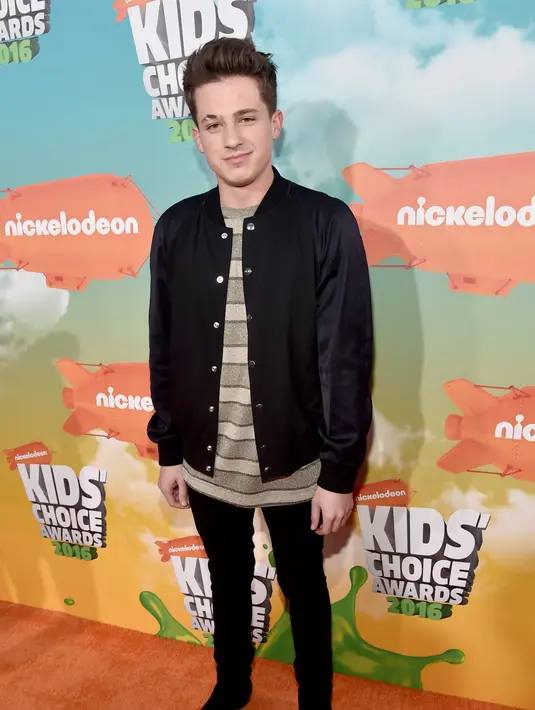 Seperti yang dilansir oleh Aceshowbiz (7/04/16), Charlie Puth menjadi bintang tamu dalam acara yang berjudul 'The Elvis Duran Show'. Charlie menjadi sasaran empuk ketika sang presenter menanyakan kabar kedekatannya dengan Selena Gomez. (AFP/Bintang.com)