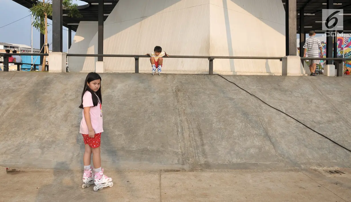 Anak-anak bermain sepatu roda  di RPTRA Kalijodo, Jakarta, Selasa (6/6). Sejumlah warga menikmati waktu ngabuburit dengan mengunjungi RPTRA Kalijodo. (Liputan6.com/Yoppy Renato)