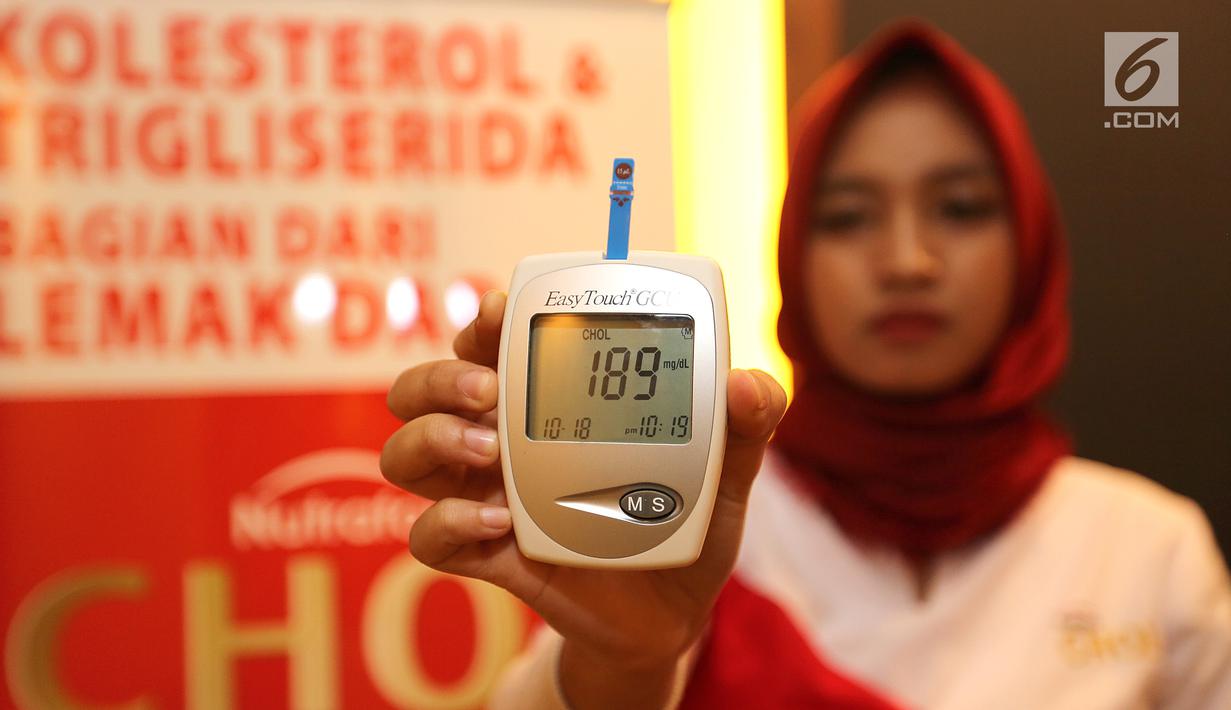 Petugas medis menunjukkan angka kadar kolesterol dalam rangka memperingati Hari Jantung Sedunia di Jakarta, Kamis (27/9). Kegiatan secara gratis juga memberikan program edukasi cara mencegah penyakit jantung secara dini.  (Liputan6.com/Fery Pradolo)