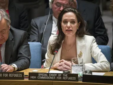 Artis Angelina Jolie saat menghadiri rapat Dewan Keamanan PBB di New York, AS (24/4/2015). Angelina Jolie sebagai utusan Komisaris Tinggi PBB untuk pengungsi (UNHCR) meminta negara-negara maju untuk membantu pengungsi Suriah. (REUTERS/Lucas Jackson)