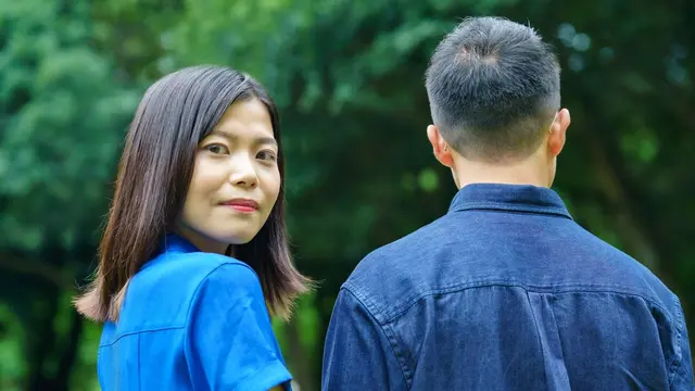 couple kencan baju biru