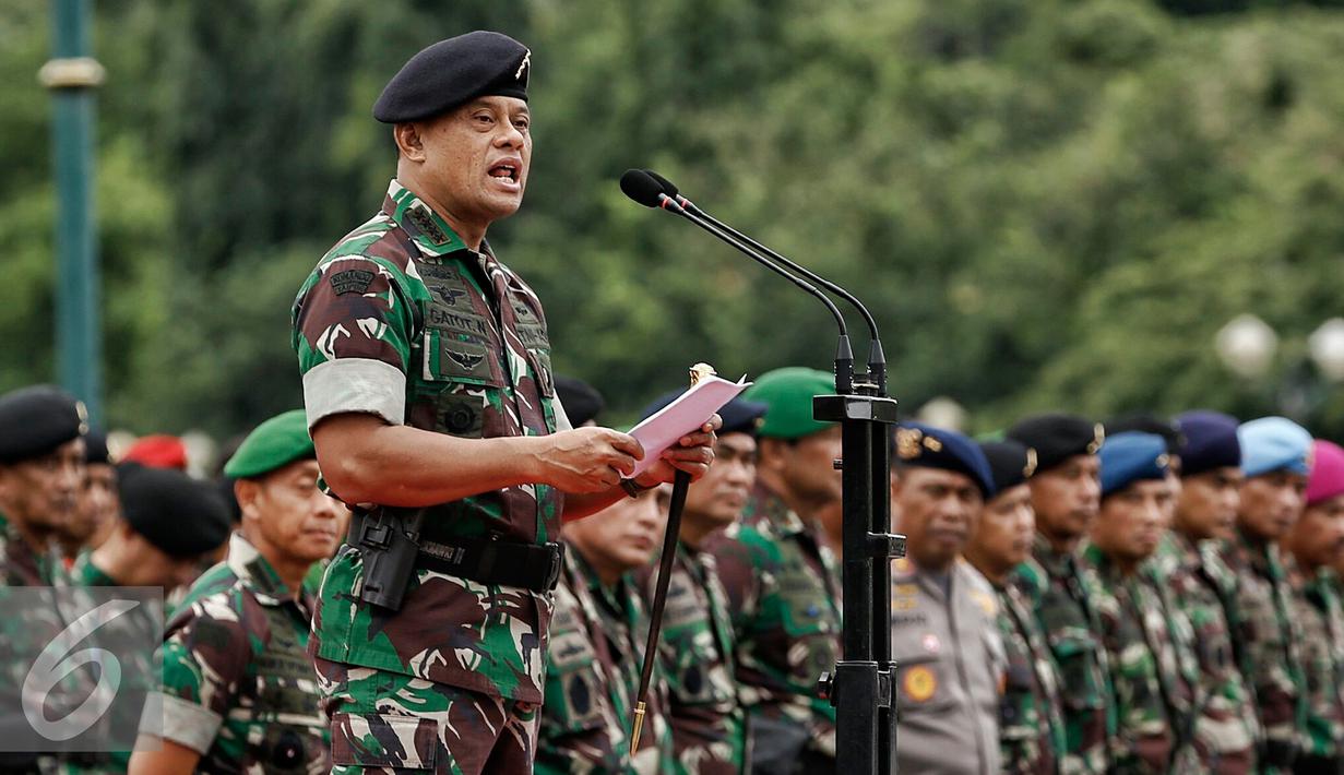 Panglima TNI Jenderal Gatot Nurmantyo berpidato saat memimpin Apel Gelar Pasukan Pengamanan KTT OKI ke-5 di Silang Monas, Jakarta, Selasa (1/3). Sebanyak 10.150 ribu pasukan TNI dikerahkan pada Apel tersebut. (Liputan6.com/Faizal Fanani)