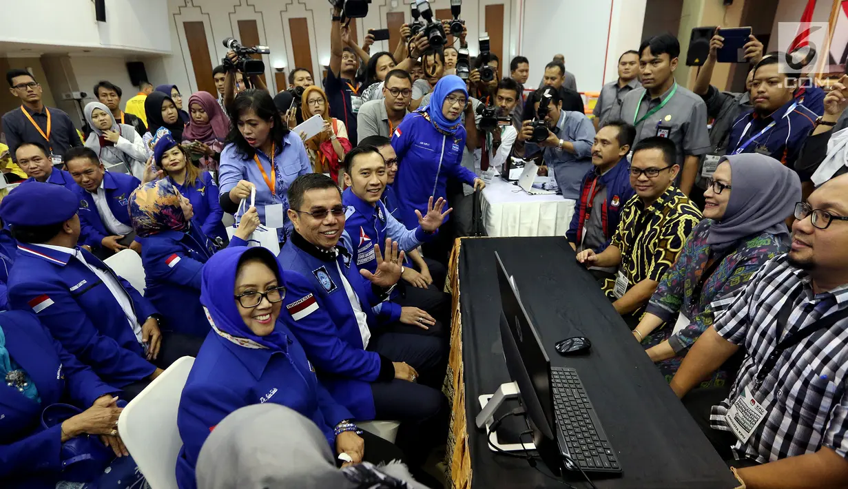 Partai Demokrat yang diwakili oleh Sekjen Hinca Panjaitan dan Badan Pemenangan Pemilu Partai Demokrat Ibas Edhie Baskoro Yudhoyono mendaftarkan partainya ke Komisi Pemilihan Umum (KPU) Jakarta, Senin (16/10). (Liputan6.com/JohanTallo)