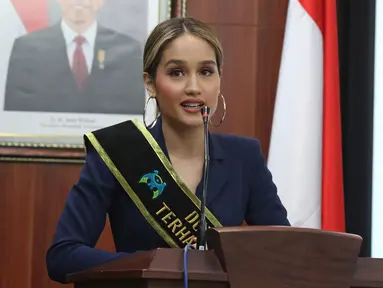 Aktris dan penyanyi Cinta Laura Kiehl memberikan sambutan pada acara penobatan di Kantor KemenPPPA, Jakarta, Senin (29/7/2019). Kementerian Pemberdayaan Perempuan dan Perlindungan Anak mendaulat Cinta Laura sebagai duta anti kekerasan terhadap perempuan dan anak. (Liputan6.com/Herman Zakaharia)