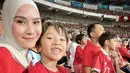 Banyak artis yang menyaksikan pertandingan Timnas Indonesaia lawan Argentina pada Senin (19/6) malam. Tampak Zaskia Adya Mecca dan suami memboyong anak-anaknya ke GBK untuk menyaksikan Timnas lawan juara dunia 2022 ini. [Instagram/zaskiadyamecca]