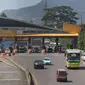 Sejumlah kendaraan memasuki area gerbang Tol Cileunyi, Jawa Barat, Sabtu (2/7). Banyaknya kendaraan yang memilih Tol Cipali sebagai jalur utama, membuat kondisi Tol Cileunyi sepi dari pemudik. (Liputan6.com/Immanuel Antonius)