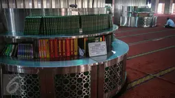 Jamaah membaca Kitab Suci Alquran jelang salat tarawih di Masjid Istiqlal, Jakarta, Rabu (17/6/2015). Warga Muslim di Indonesia bersiap menjalankan ibadah puasa 1436 H dengan ditandai pelaksanaan salat sunat tarawih. (Liputan6.com/Faizal Fanani) 