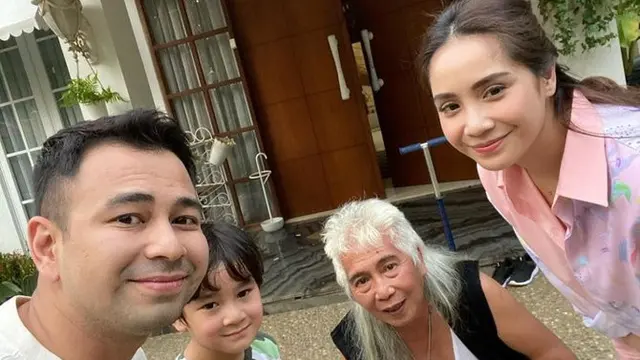 Gideon Tengker berkunjung ke kediaman Raffi Ahmad (https://www.instagram.com/p/CCQsel_szq0/)