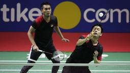 Ganda putra Indonesia, Hendra Setiawan / Mohammad Ahsan, mengembalikan kok saat melawan Yuta Watanabe / Hiroyuki Endo, pada Indonesia Open 2019 di Istora Senayan, Jumat (19/7). Hendra / Ahsan menang 21-15 9-21 22-20. (Bola.com/Vitalis Yogi Trisna)