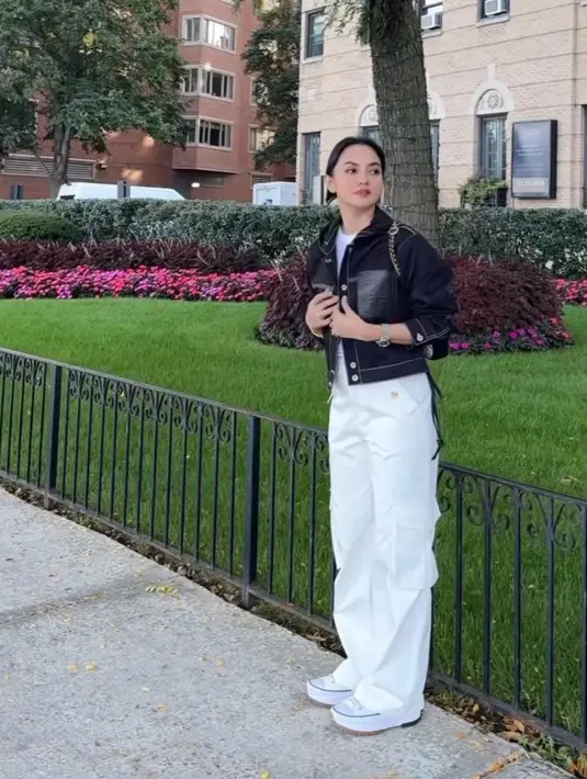 Gaya kasual tetap terlihat kece dengan denim cropped jacket dan statement shoulder bag. [@ririnekawati]