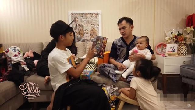 7 Momen Betrand Peto Buka Kado Sunatan, Masih Pakai Sarung