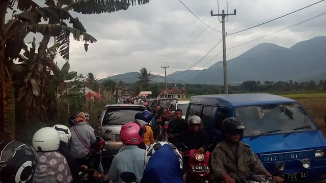Kemacetan jalan menuju taman Cikembulan Garut