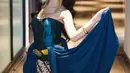 Kali ini, Eca Aura mengenakan bustier warna biru navy, serasi dengan selendang polos dengan list keemasan yang dikenakan di bawah beltnya. [@elsaajapasal]