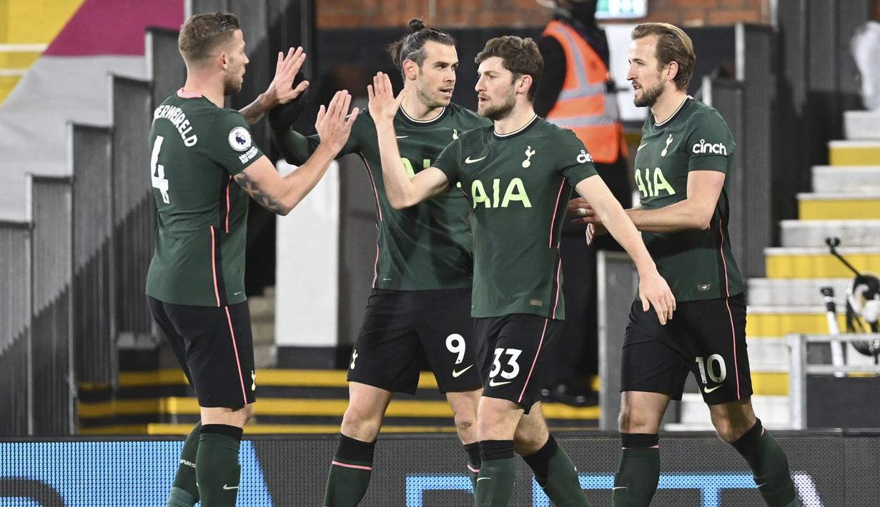 Para pemain Tottenham Hotspur merayakan gol ke gawang Fulham pada laga Liga Inggris di Stadion Craven Cottage, Kamis (4/3/2021). Tottenham Hotspur menang dengan skor 1-0. (Neil Hall/Pool via AP)