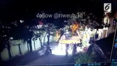 Pembegalan sadis di depan SMPN 7 Bekasi terekam kamera CCTV. Korban begal mengalami luka bacok di perut dan harus dijahit.