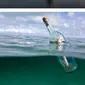 Sebuah botol kaca yang dilepaskan ke laut pada 1984 oleh siswa sekolah menengah prefektur di kota timur Jepang akhirnya ditemukan (dok. YouTube/ Eddiekash24/Komarudin)